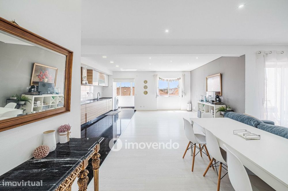 Apartamento T2 luminoso, totalmente remodelado, em Corroios
