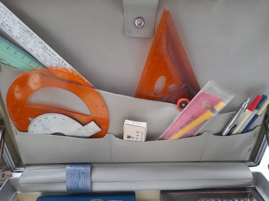 Винтажный дипломат.С канцелярией.80г.20в.