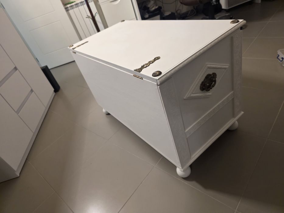 Baú / Arca em madeira / Mala de enxoval, lacada.