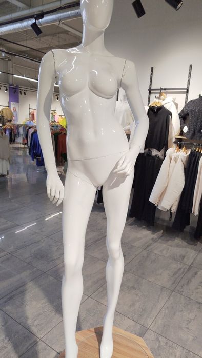 Манекени ростові, торси   жіночі , вживані. Обладнання для магазину.
