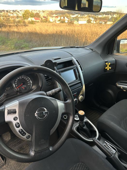 автомобіль Nissan