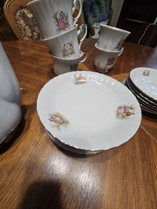Serwis kawowy Chodzież PRL – porcelana, scenki, komplet