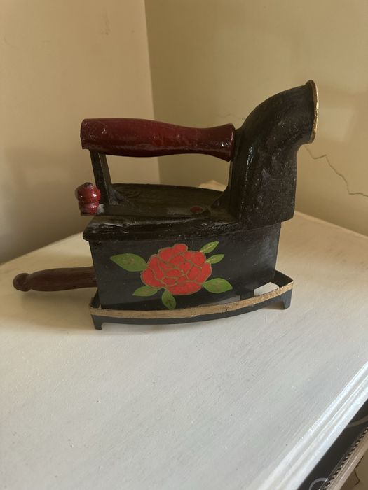 Ferro de passar roupa antigo