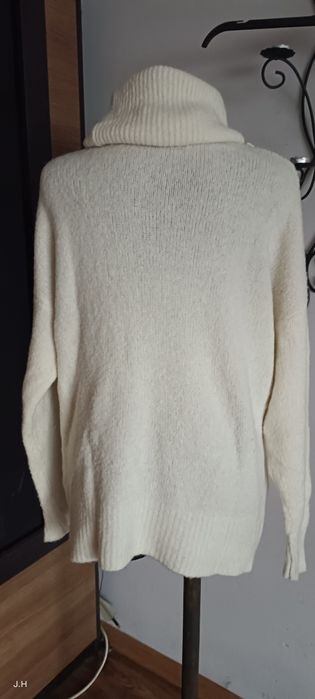 Golf,  kremowy sweter.