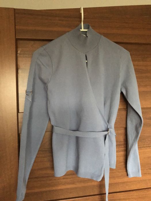 Sweterek półgolf kopertowy z paskami jasny niebieski 36/S