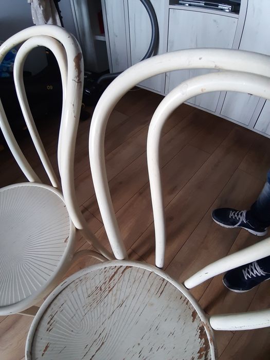 Dwa białe krzesła prl