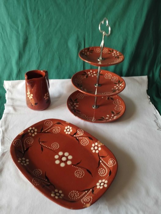 Conjunto de louça artesanal em barro vermelho