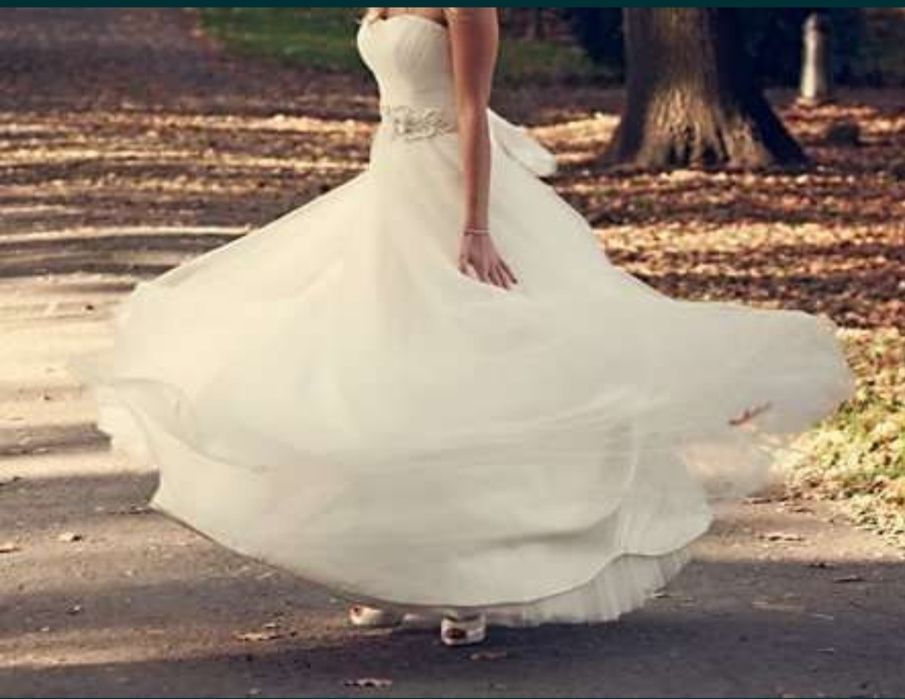 Sukienka ślubna tanio prosta świecąca  śmietankowa biel Madonna