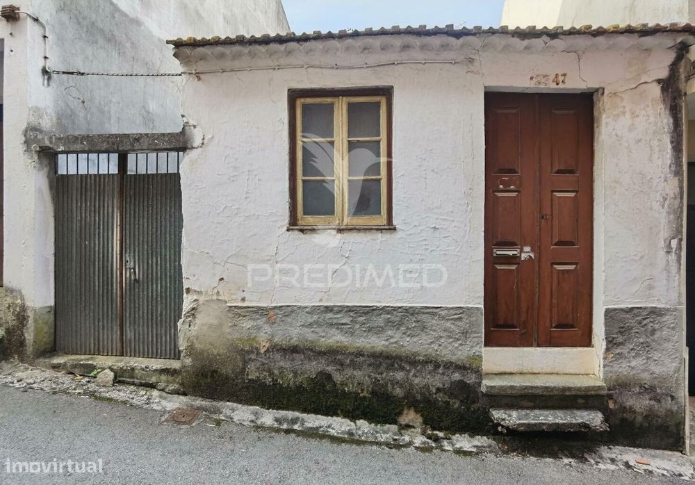 Moradia T2 para restaurar com terreno, Amiais de Baixo