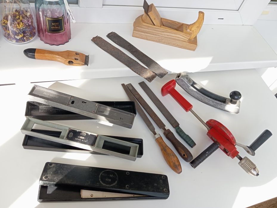 рубанок,рівень,дріль