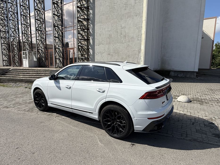 Біла Audi SQ8 2021