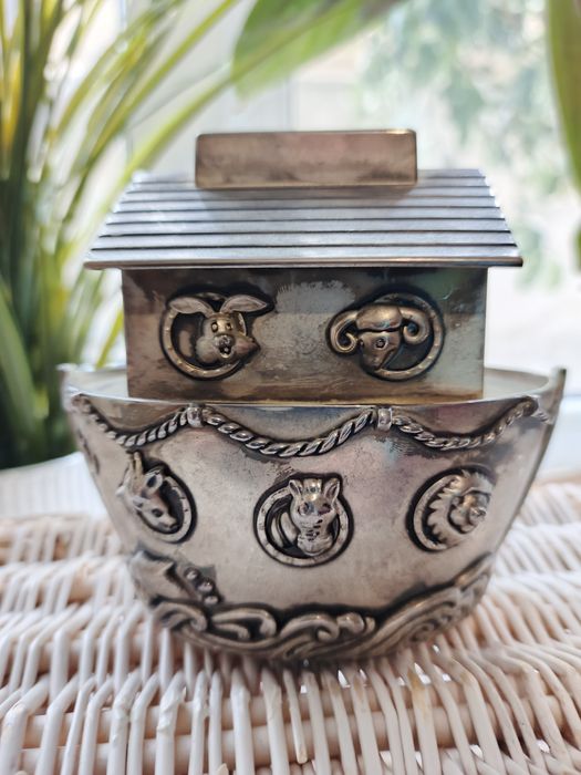 Шкатулка -копилка металлическая...