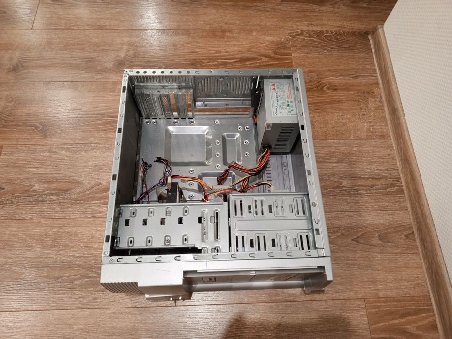 Stara obudowa komputerowa