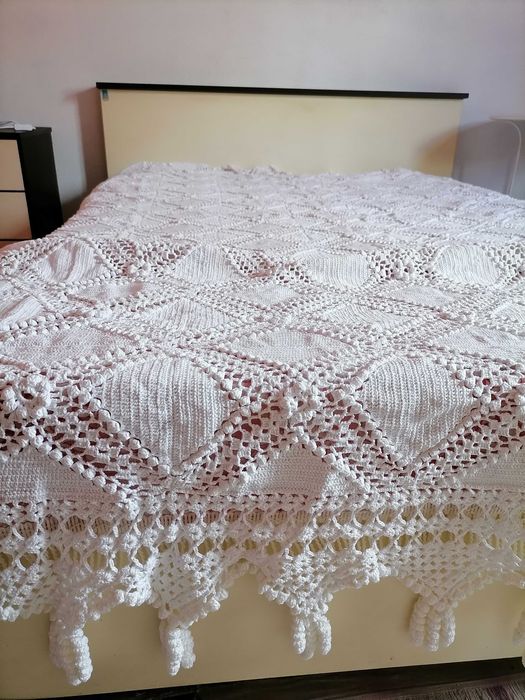Colcha em renda feita à mão