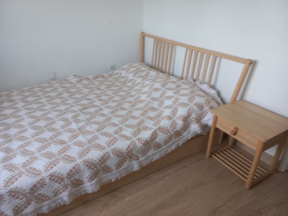 Cama de casal grande em madeira