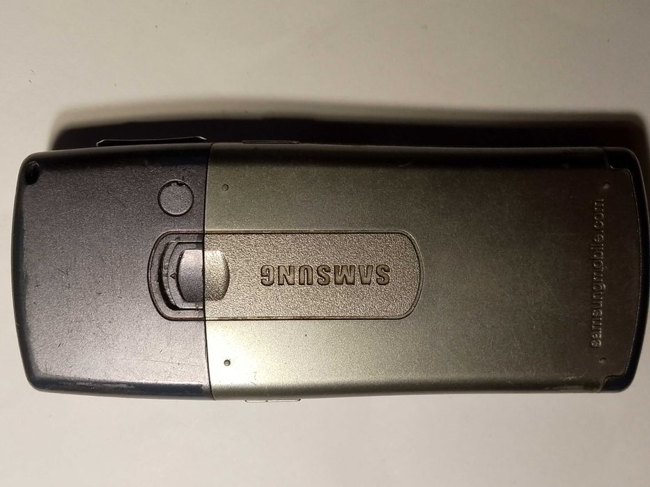 Мобильный кнопочный тел. Samsung с110 + зарядка.