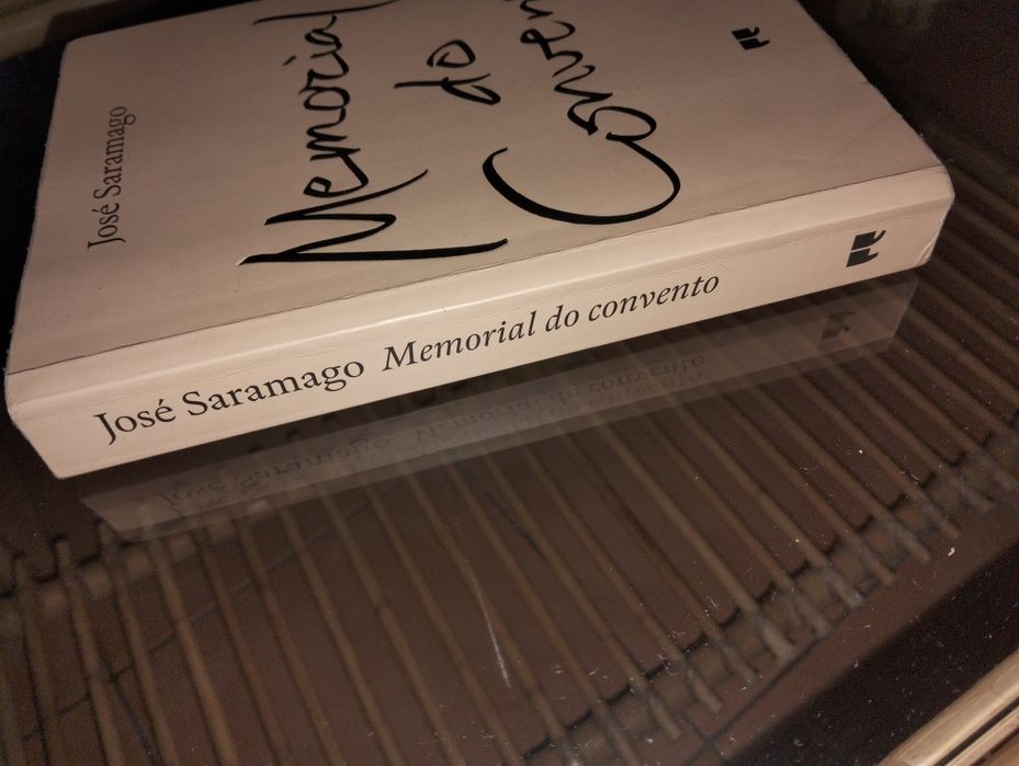 Livro " Memorial do Convento" de José Saramago