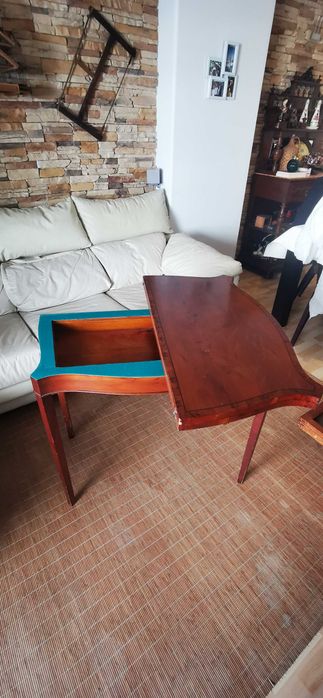 Mesa jogo antiga, com pano verde, com embutidos em raiz de Nogueira.