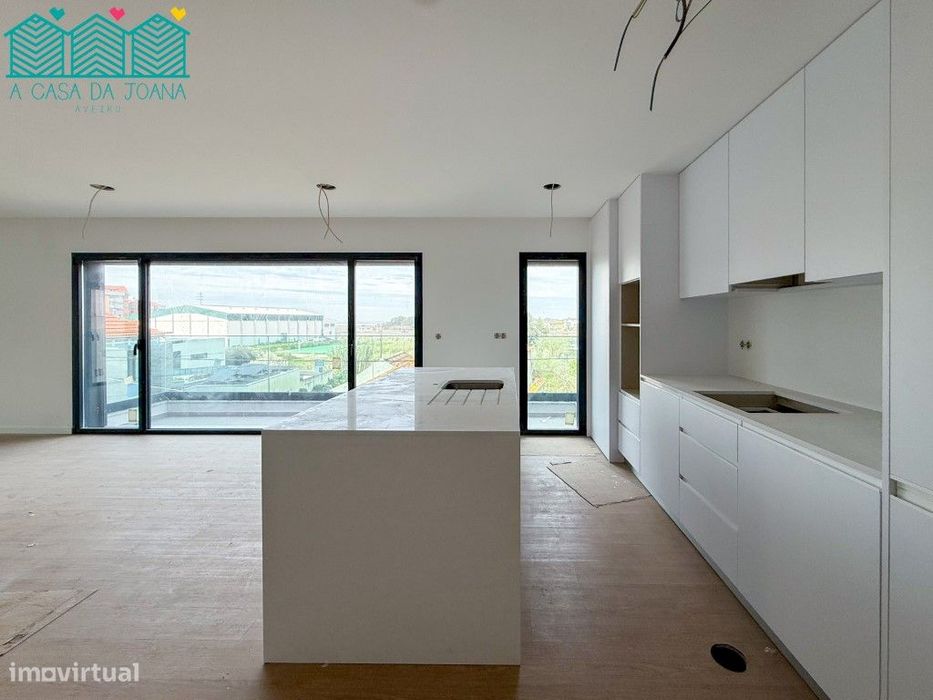 Apartamento T3 com Lugares de Garagem em Esgueira