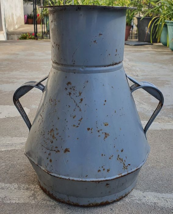 Cântaro de metal antigo