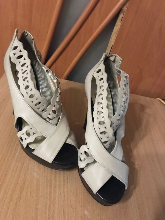 Босоножки на высоких каблуках