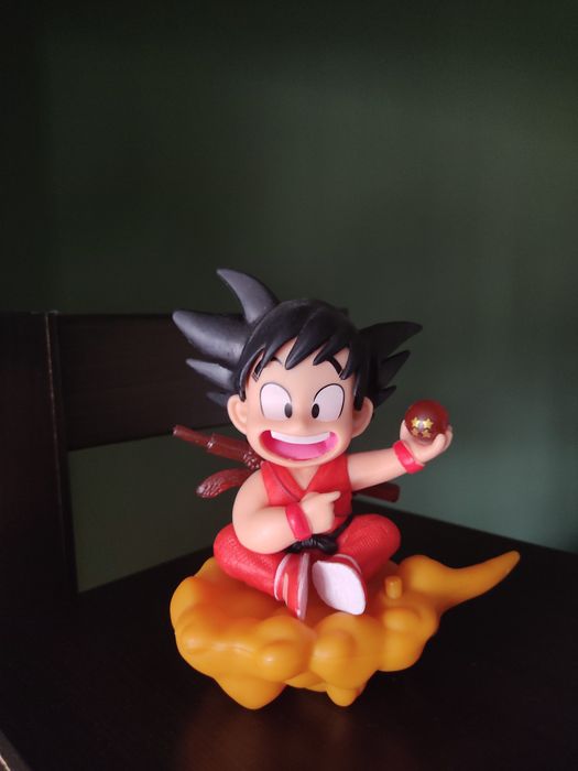 Son Goku na nuvem mágica e bola cristal