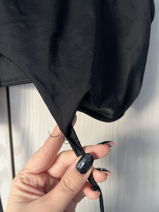 Czarny top kąpielowy góra od kostiumu z otworem na biuście Collusion