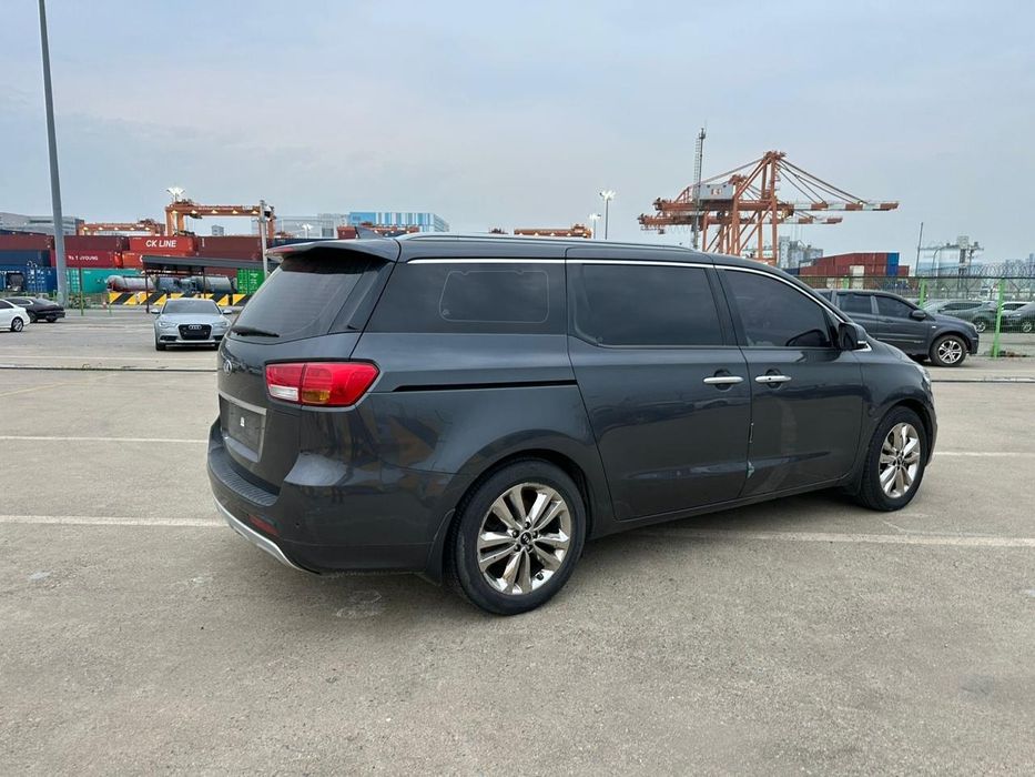продаж Kia Carnival в гарному стані