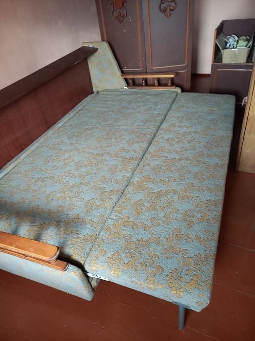 Тахта,диванчик кому як зручно.