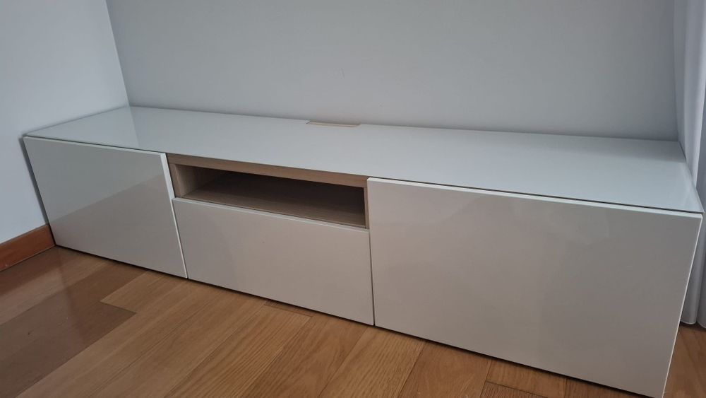 Móvel Bestå 180x42x39 com tampo de vidro temperado 

• Estrutura efeit