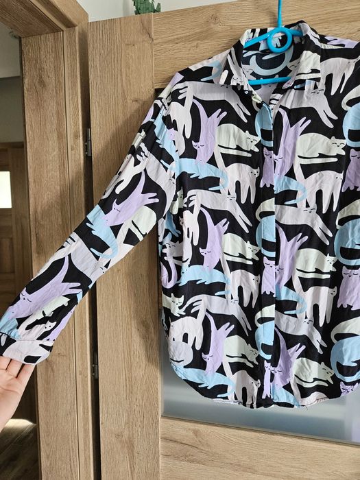 Czarna koszula w koty