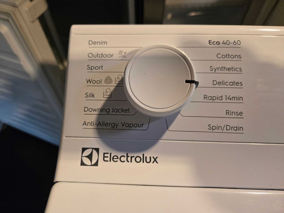 Pralka 40cm Elektrolux 1-6 kg Waga prania. 1200 obr. Gwarancja! LCD. Po serwisie. Super stan.
