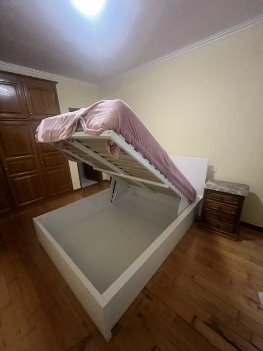 Cama de casal com baú  + colchão 150€
