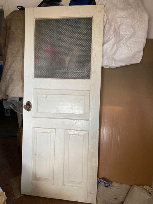 двері деревяні з склом-3 штуки.