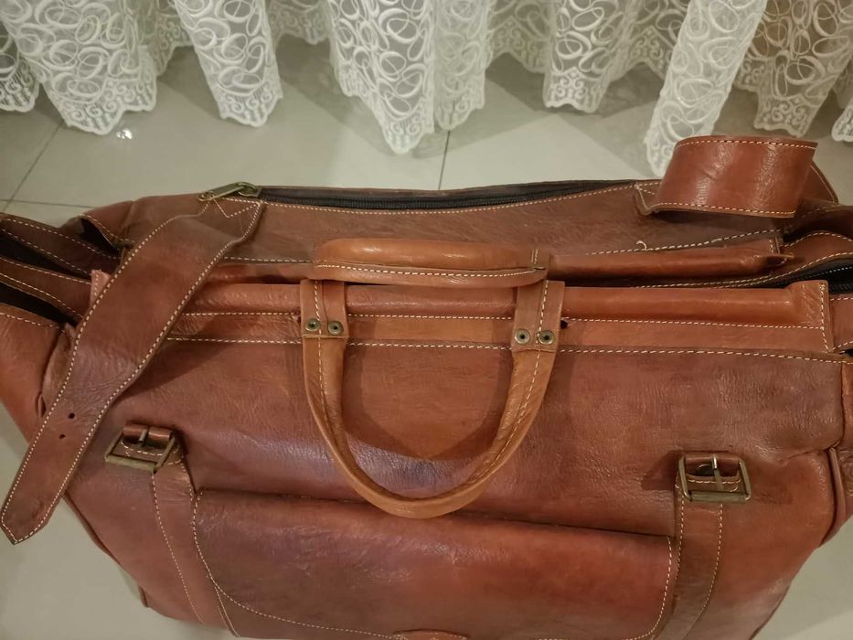 Саквояж шкіряний вироблено в Італії стан нового