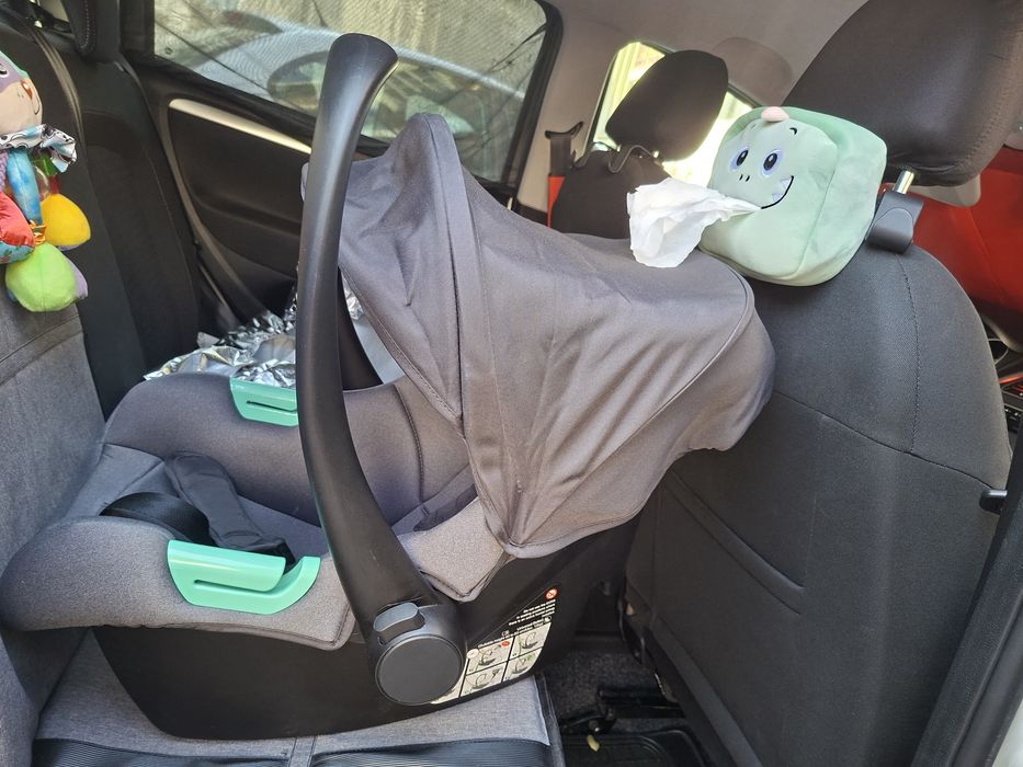 Carrinho de bebê com ovinho