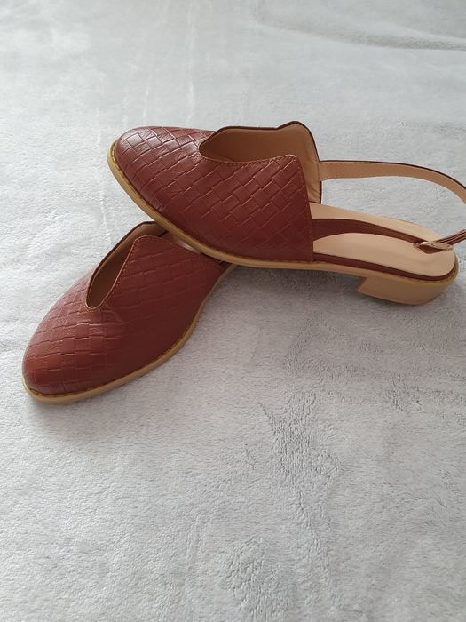 Nowe Buty bez pięty z wycięciem