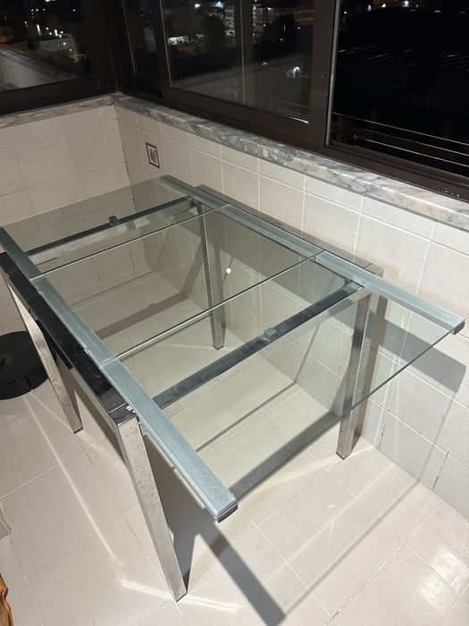 Conjunto mesa de vidro e cadeiras