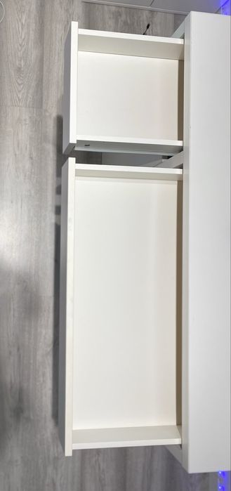 Secretária com estante integrada