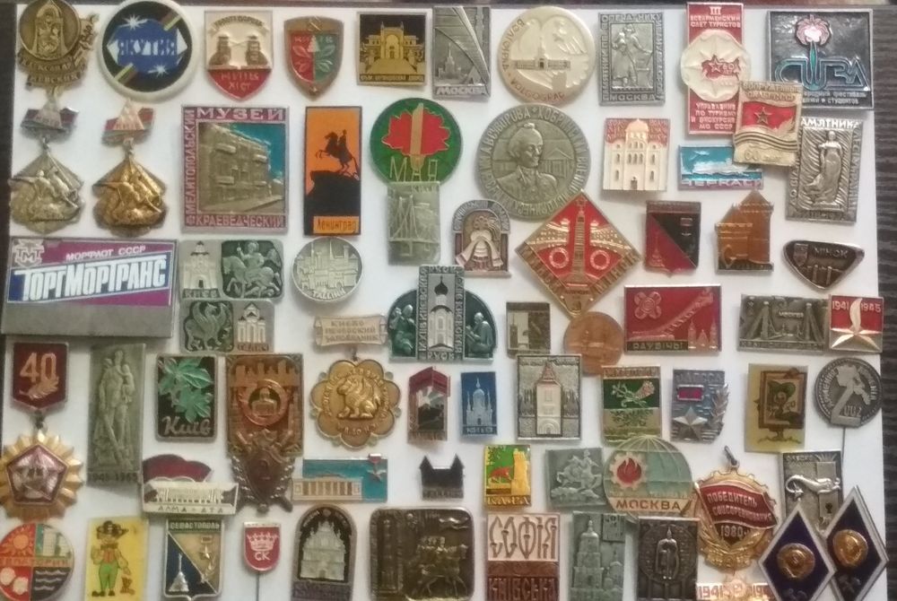 Продам значки СССР всі різні .Наклейки різні.