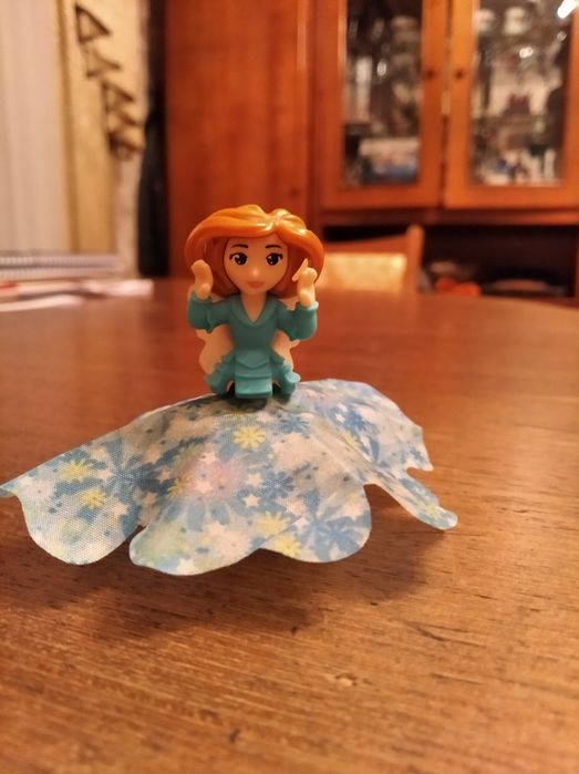 Крошечная куколка