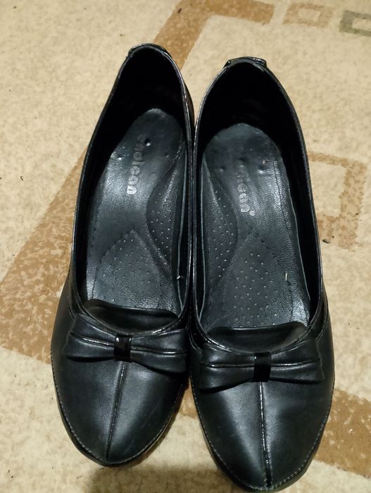 Гарні шкіряні туфлі на весну, р.39