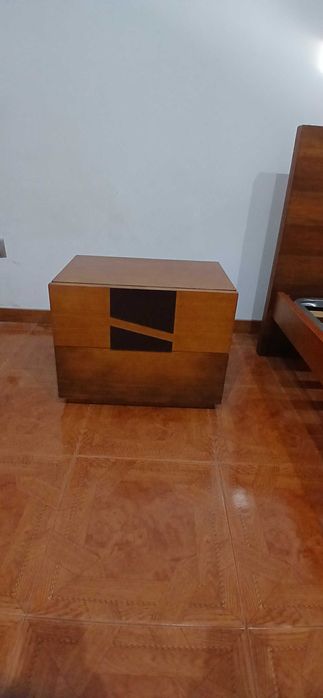 Vendo cama + colchão de solteiro + mesinha de cabeceira