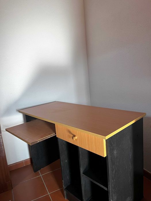 Secretária com arrumação