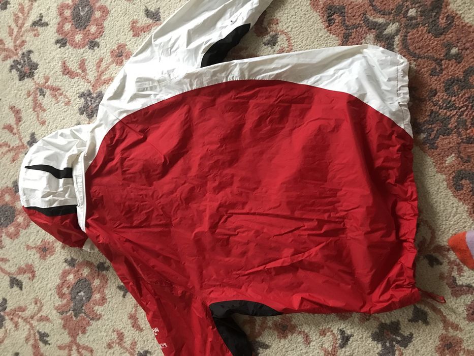 Новая курточка , фирменная, ветровка