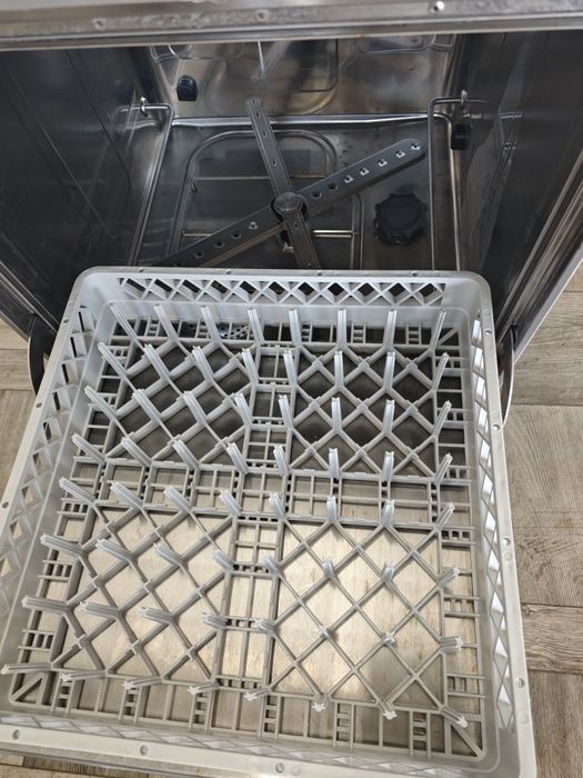 Професійна посудомийна машина Miele G8066