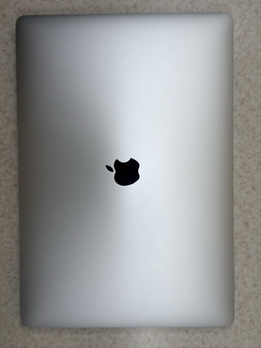 Срочная продажа MacBook Pro 15 2019 в отличном состоянии