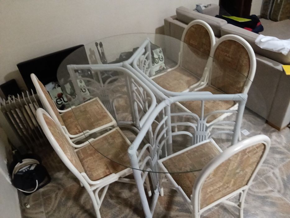 Mesa de vidro com cadeiras