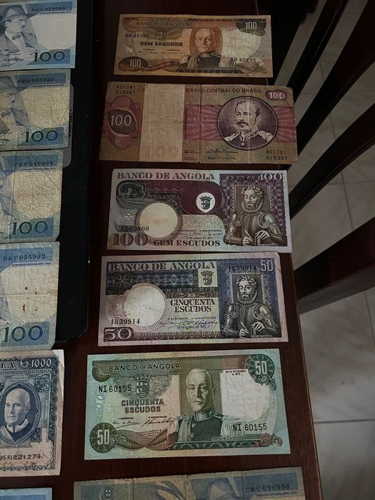 Moedas e notas variadas.