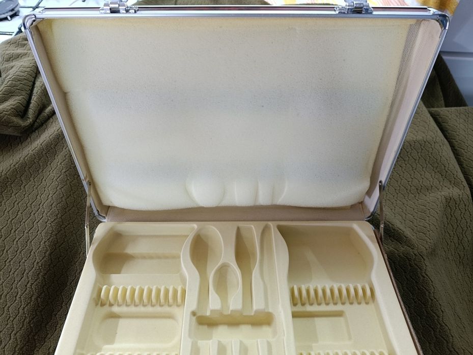 Walizka 44x32cm zamykana